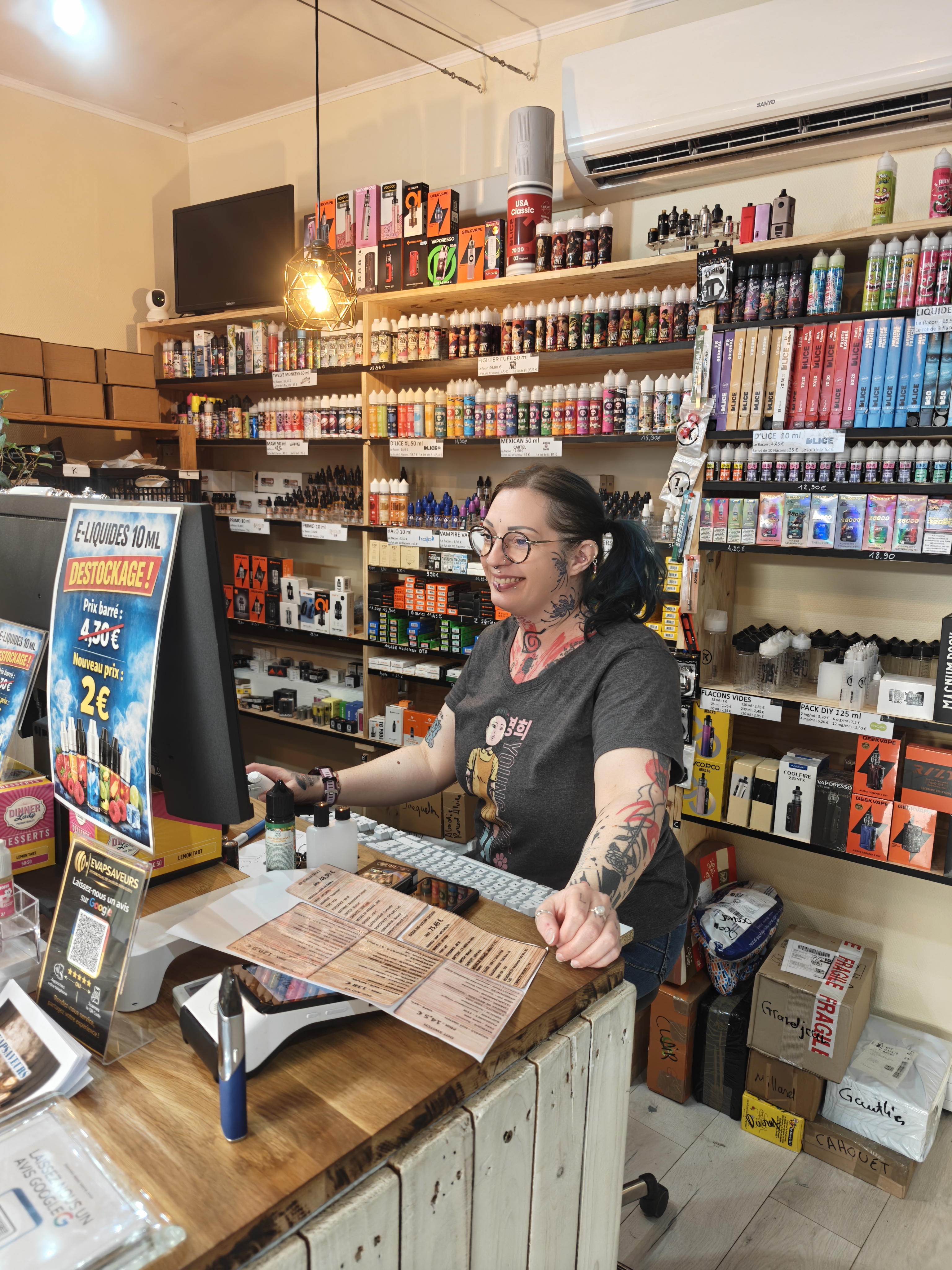Intérieur de la boutique vape EVAPSAVEURS à Chagny